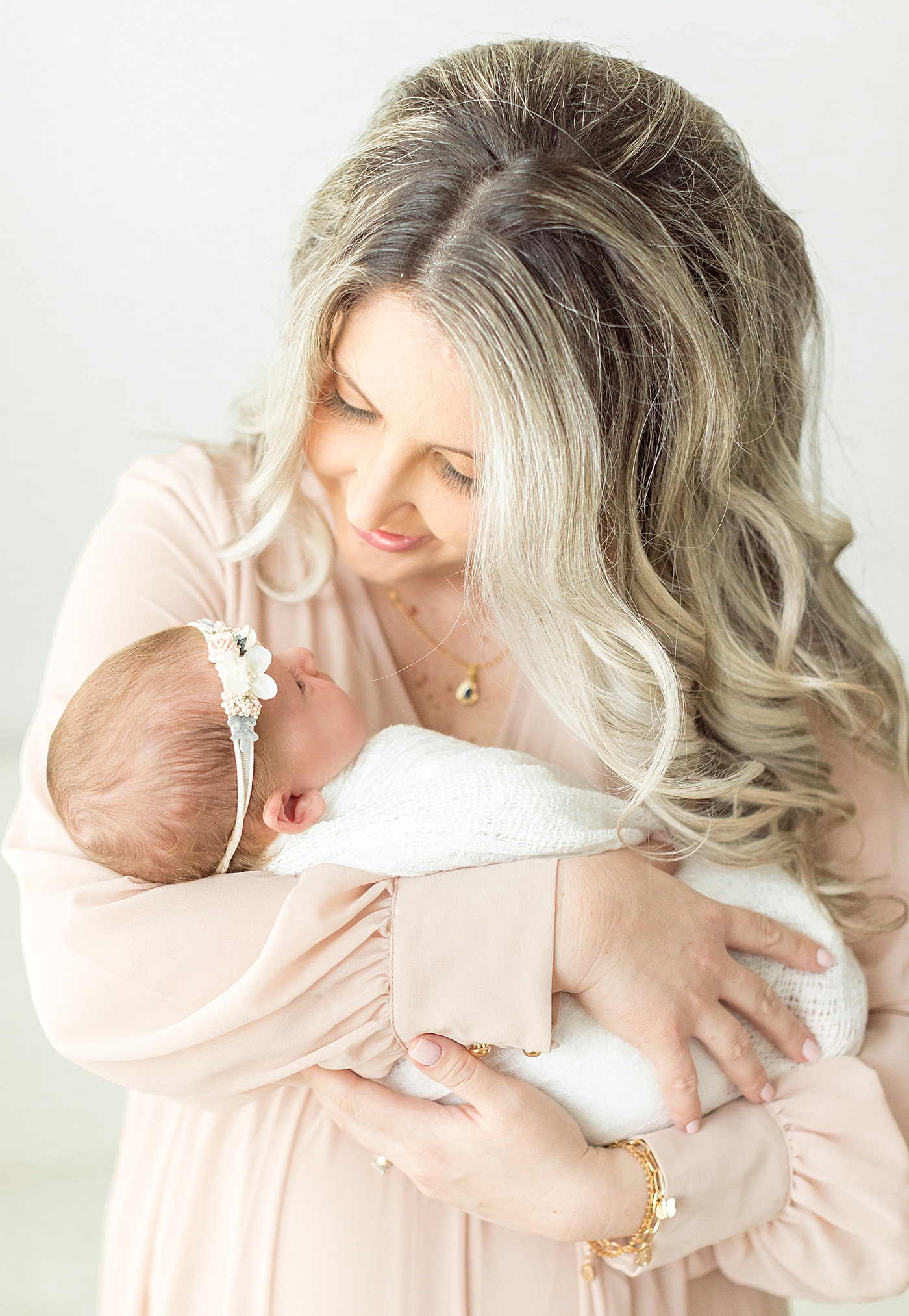 Mom holding her newborn baby girl | Image by Chrissy Winchester